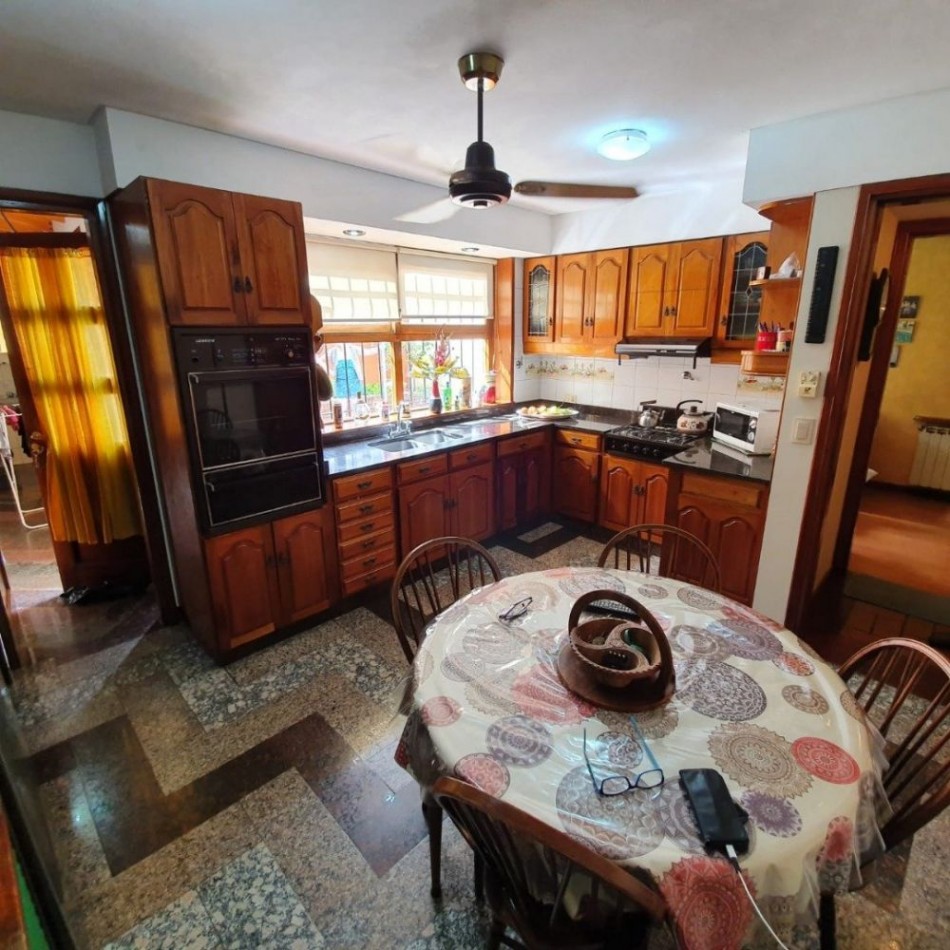 Chalet en P.H. 4 ambientes al frente, totalmente independiente. con cochera. Impecable.