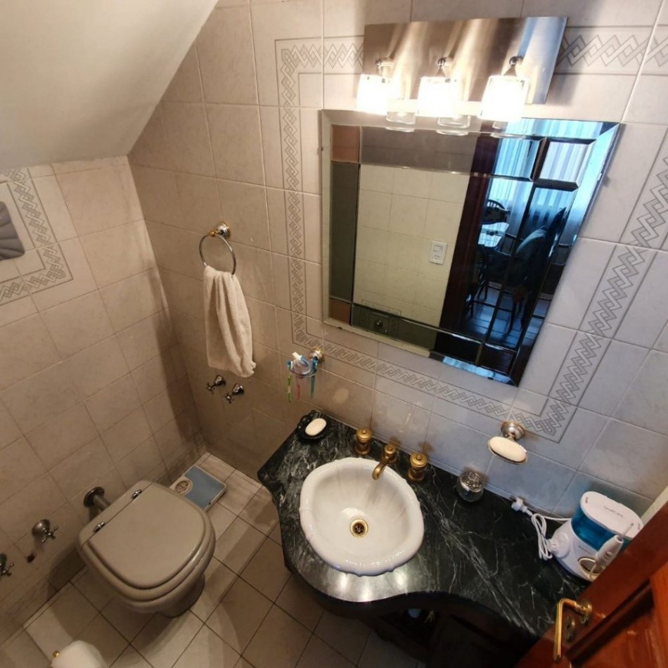 Chalet en P.H. 4 ambientes al frente, totalmente independiente. con cochera. Impecable.