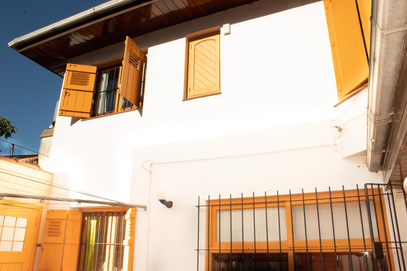 Chalet en P.H. 4 ambientes al frente, totalmente independiente. con cochera. Impecable.