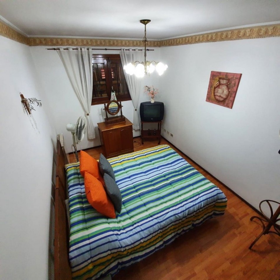 Chalet en P.H. 4 ambientes al frente, totalmente independiente. con cochera. Impecable.