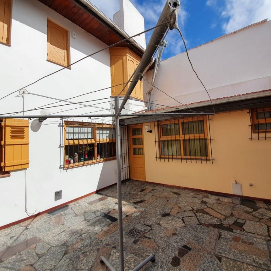 Chalet en P.H. 4 ambientes al frente, totalmente independiente. con cochera. Impecable.