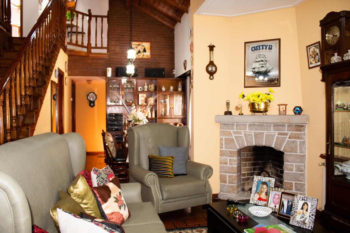 Chalet en P.H. 4 ambientes al frente, totalmente independiente. con cochera. Impecable.