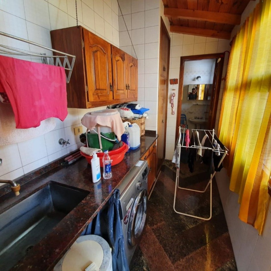 Chalet en P.H. 4 ambientes al frente, totalmente independiente. con cochera. Impecable.