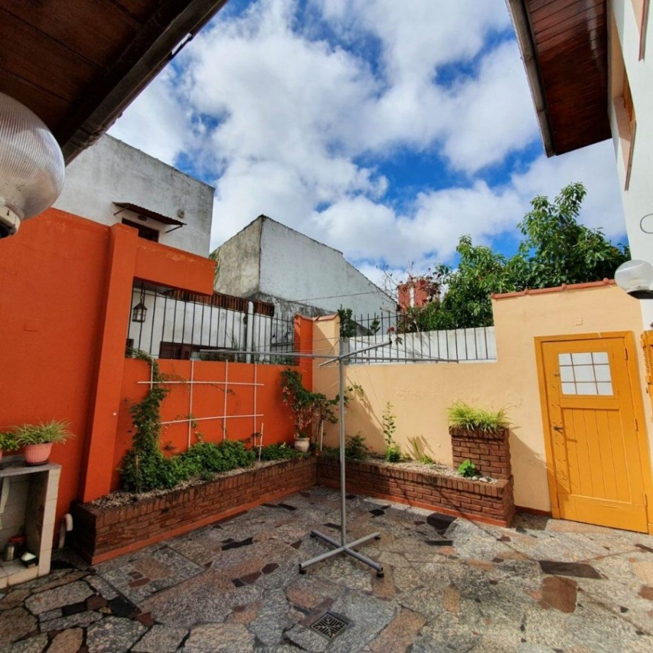 Chalet en P.H. 4 ambientes al frente, totalmente independiente. con cochera. Impecable.