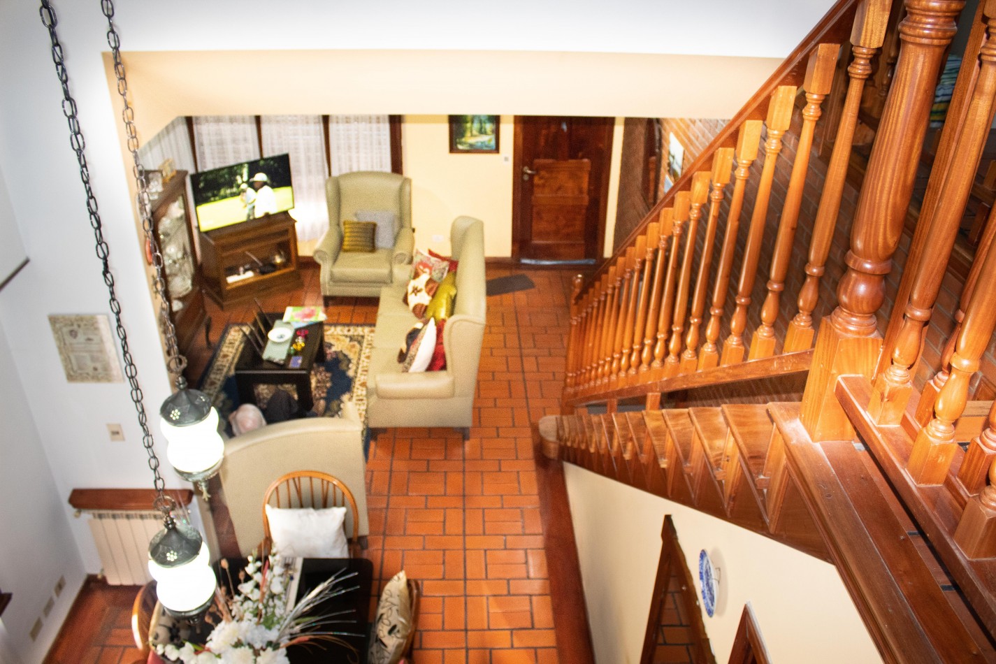 Chalet en P.H. 4 ambientes al frente, totalmente independiente. con cochera. Impecable.