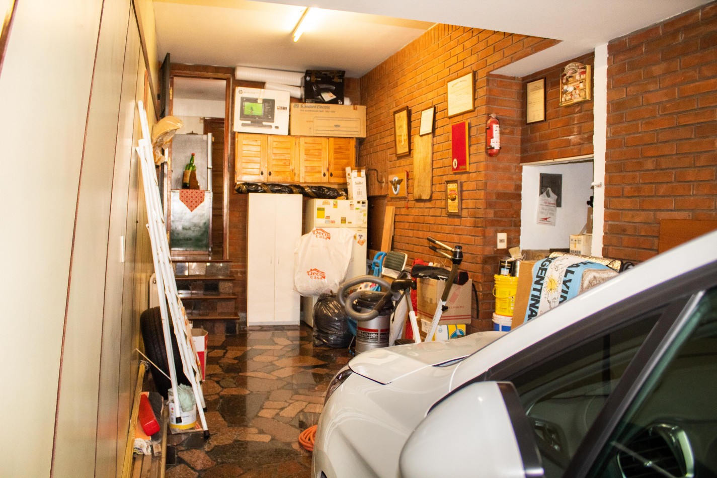 Chalet en P.H. 4 ambientes al frente, totalmente independiente. con cochera. Impecable.