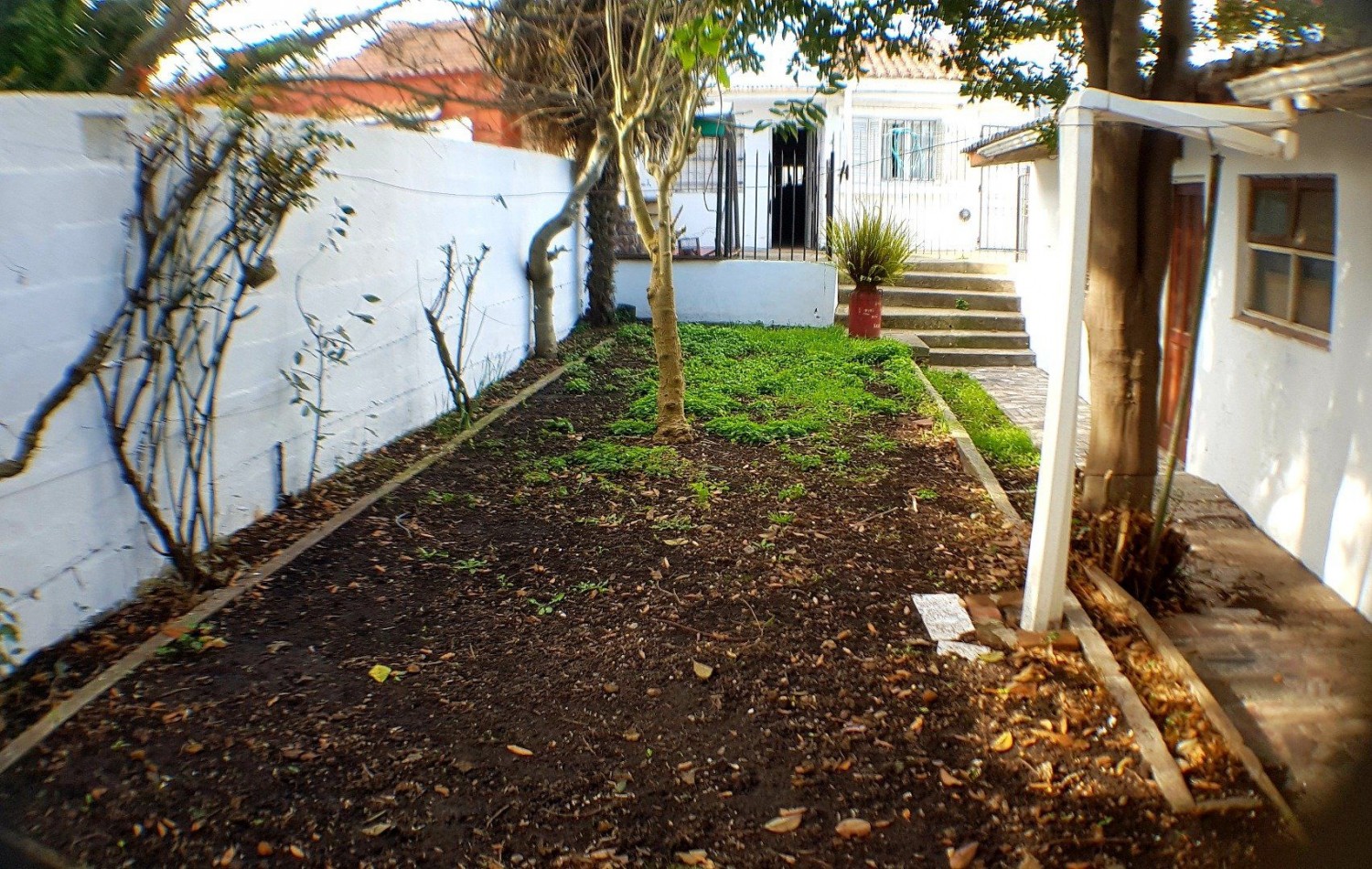Propiedad en block. Casa de tres ambientes con garage + Departamento tres ambientes. Bo. El Progreso