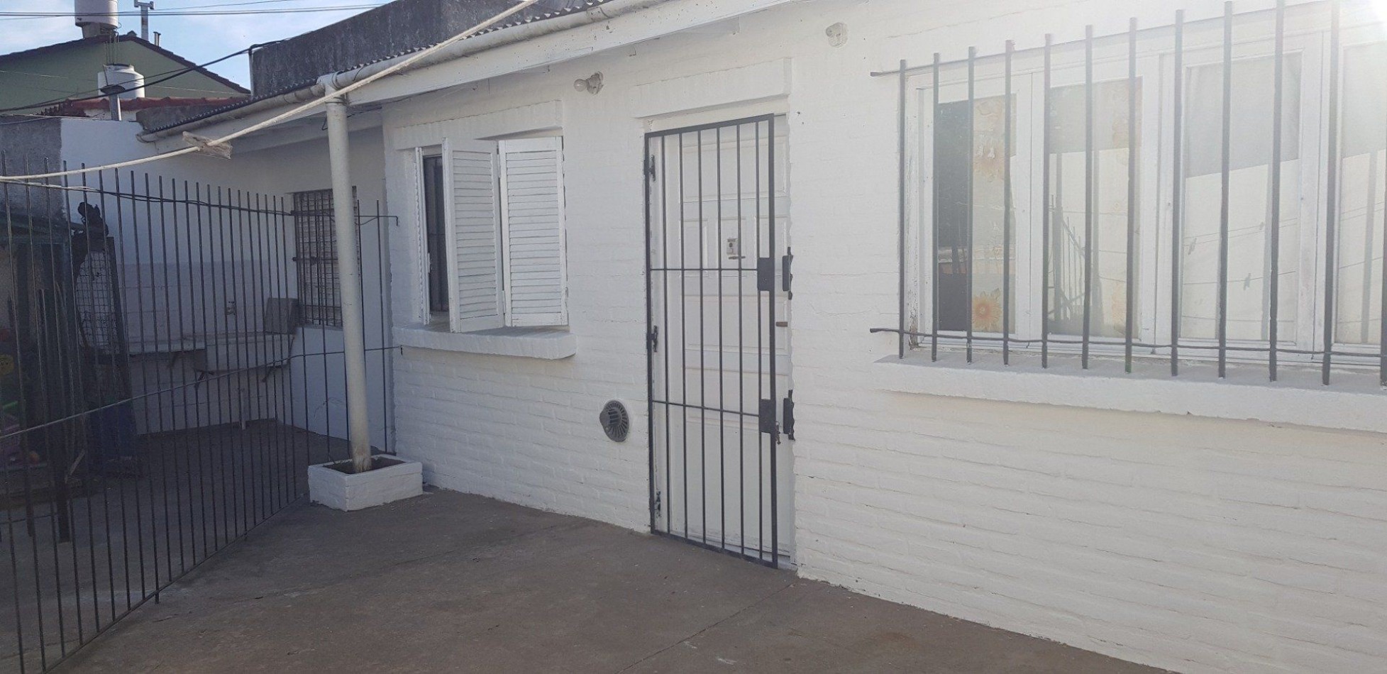 Propiedad en block. Casa de tres ambientes con garage + Departamento tres ambientes. Bo. El Progreso