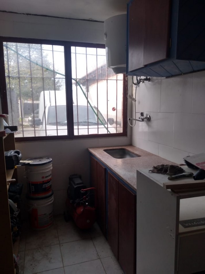 Propiedad en block. Chalet 4 ambientes+ departamento 2 ambientes + quincho/fabrica. Bo. Islas Malvinas