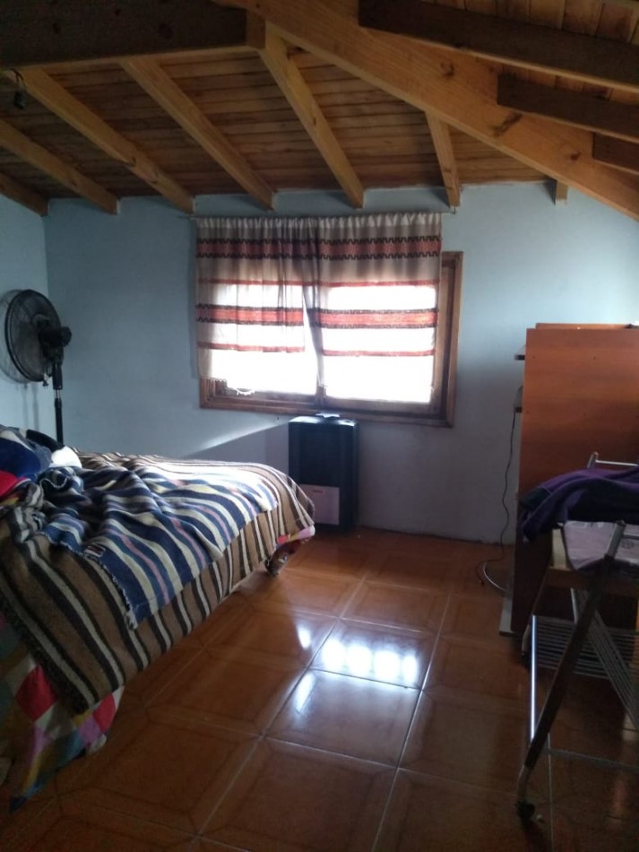 Propiedad en block. Chalet 4 ambientes+ departamento 2 ambientes + quincho/fabrica. Bo. Islas Malvinas