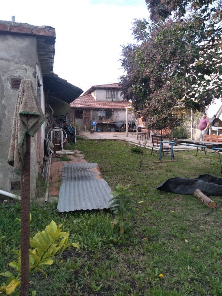 Propiedad en block. Chalet 4 ambientes+ departamento 2 ambientes + quincho/fabrica. Bo. Islas Malvinas