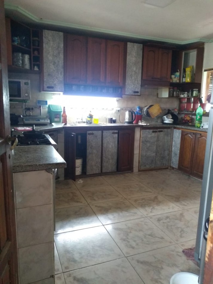 Propiedad en block. Chalet 4 ambientes+ departamento 2 ambientes + quincho/fabrica. Bo. Islas Malvinas