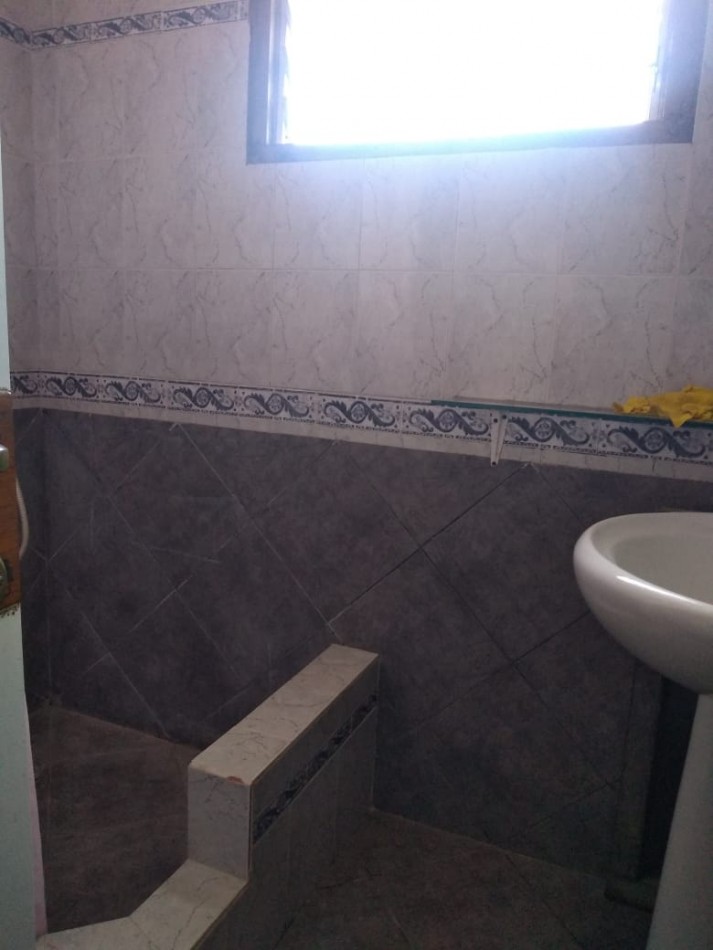Propiedad en block. Chalet 4 ambientes+ departamento 2 ambientes + quincho/fabrica. Bo. Islas Malvinas