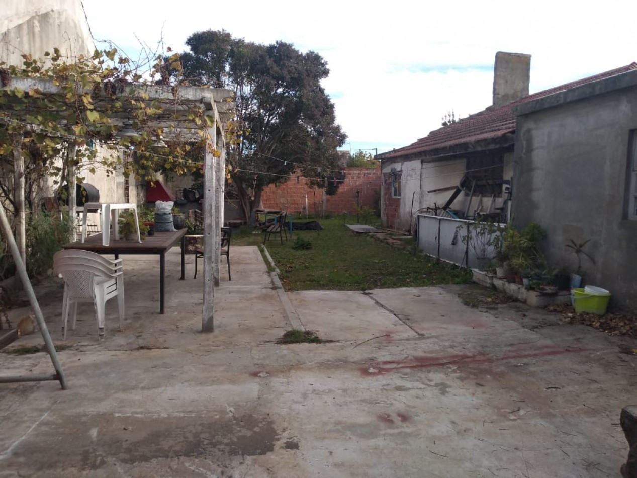Propiedad en block. Chalet 4 ambientes+ departamento 2 ambientes + quincho/fabrica. Bo. Islas Malvinas