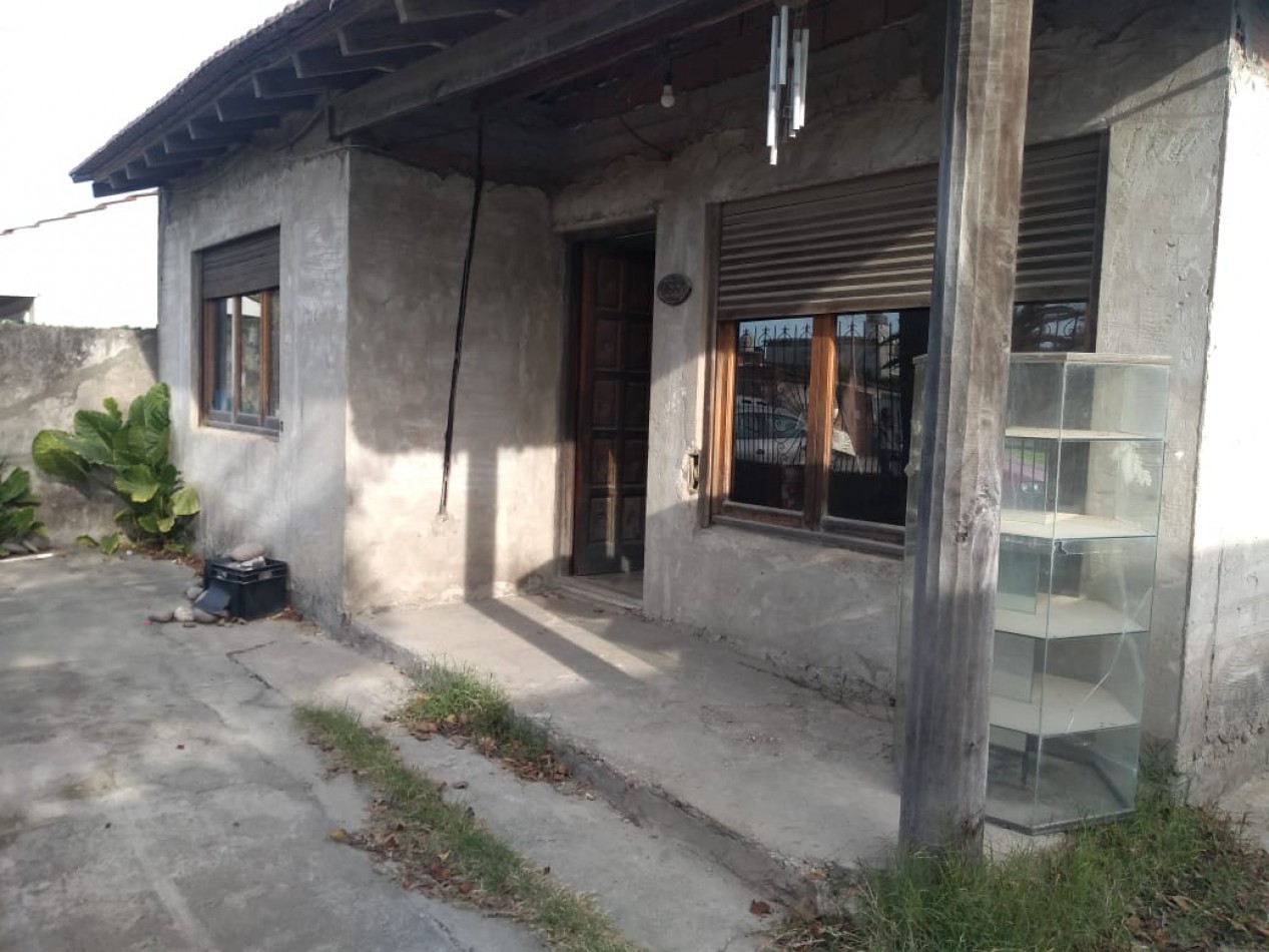 Propiedad en block. Chalet 4 ambientes+ departamento 2 ambientes + quincho/fabrica. Bo. Islas Malvinas