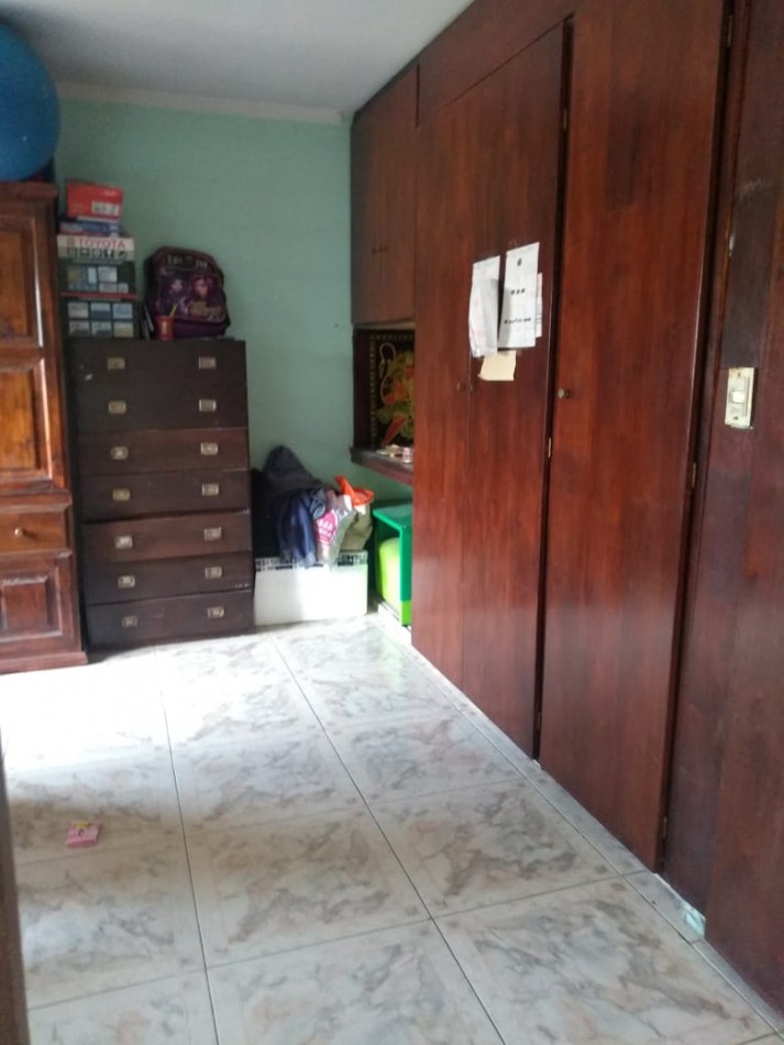 Propiedad en block. Chalet 4 ambientes+ departamento 2 ambientes + quincho/fabrica. Bo. Islas Malvinas