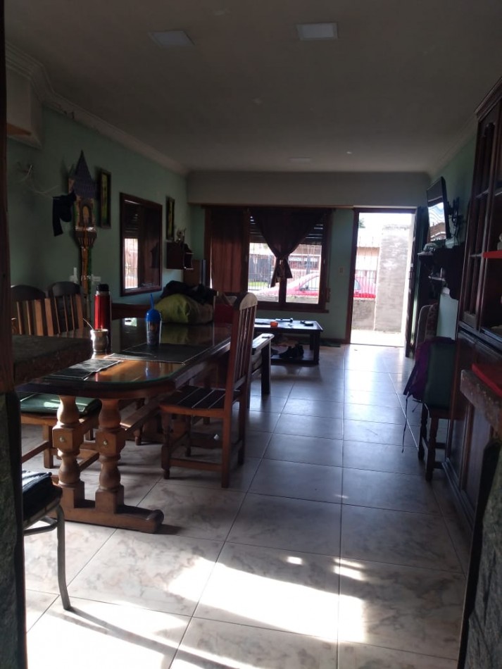 Propiedad en block. Chalet 4 ambientes+ departamento 2 ambientes + quincho/fabrica. Bo. Islas Malvinas