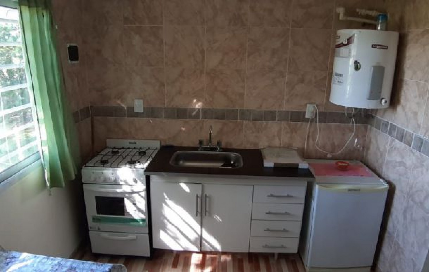 Propiedad en block. Chalet de 5 ambientes+ dos dptos. de un ambiente. Bo. Colina Alegre