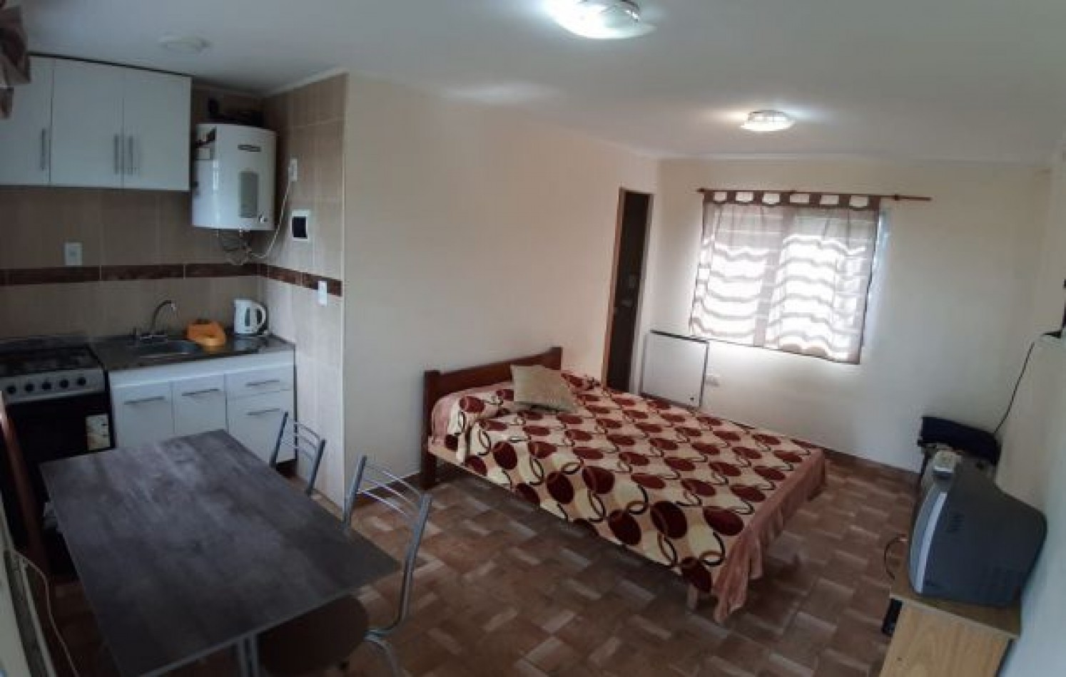 Propiedad en block. Chalet de 5 ambientes+ dos dptos. de un ambiente. Bo. Colina Alegre