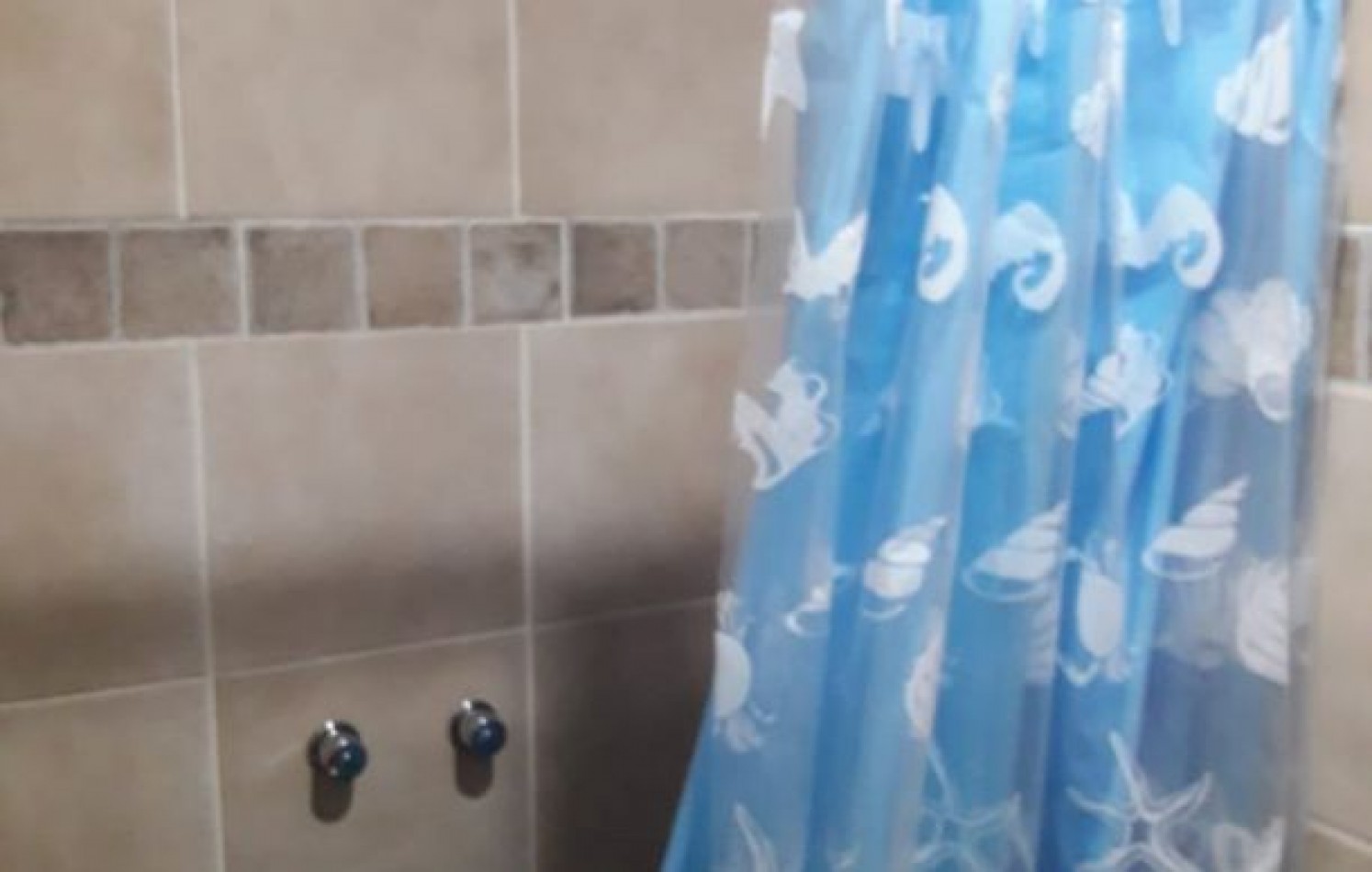 Propiedad en block. Chalet de 5 ambientes+ dos dptos. de un ambiente. Bo. Colina Alegre