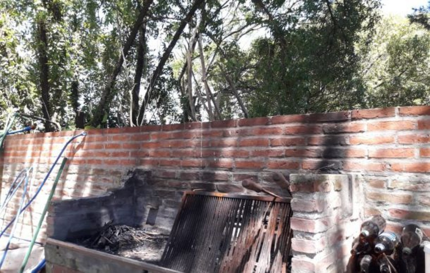 Propiedad en block. Chalet de 5 ambientes+ dos dptos. de un ambiente. Bo. Colina Alegre