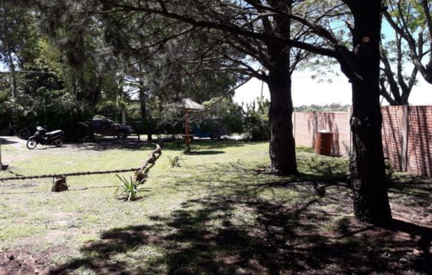 Propiedad en block. Chalet de 5 ambientes+ dos dptos. de un ambiente. Bo. Colina Alegre