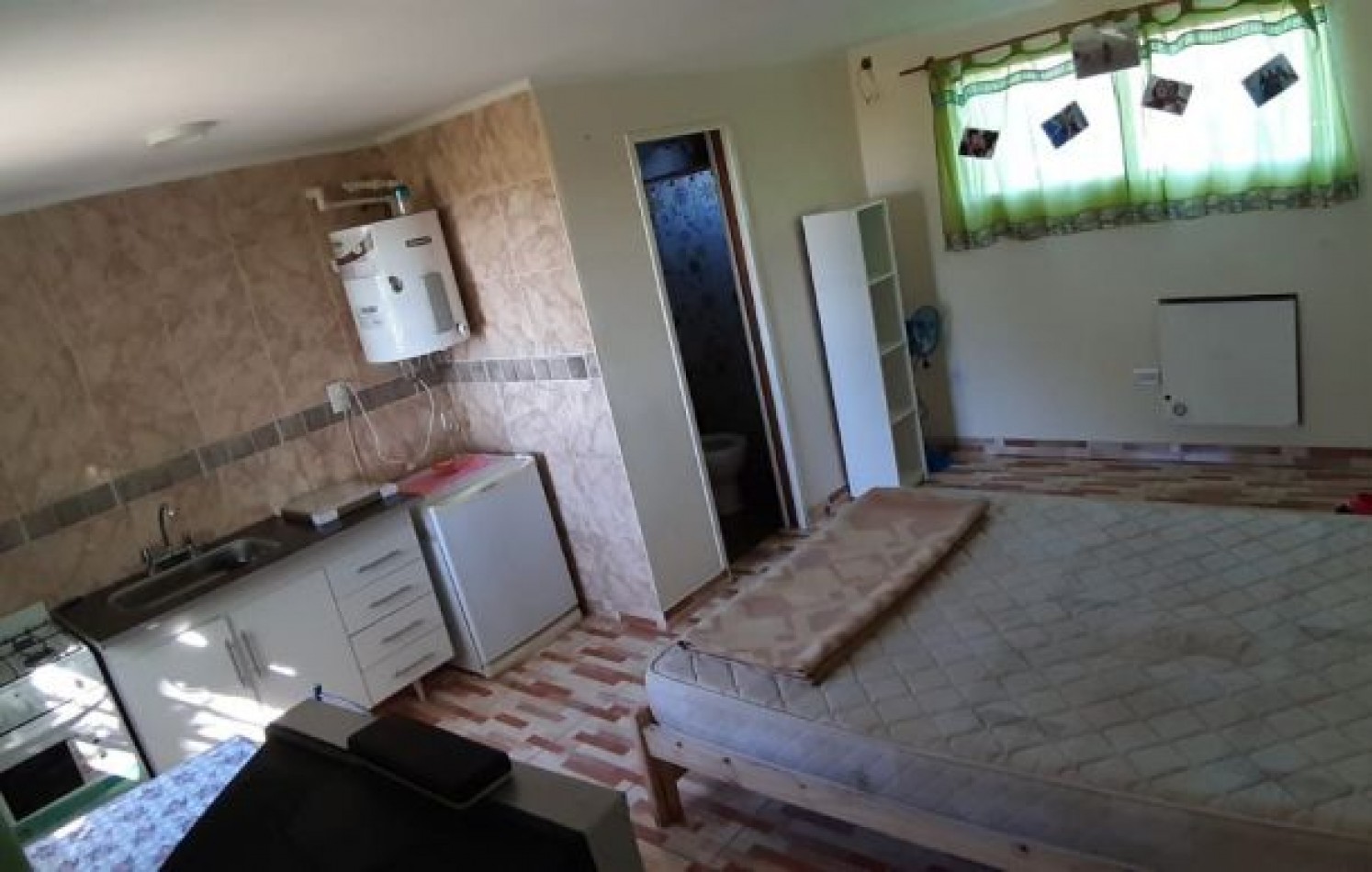 Propiedad en block. Chalet de 5 ambientes+ dos dptos. de un ambiente. Bo. Colina Alegre