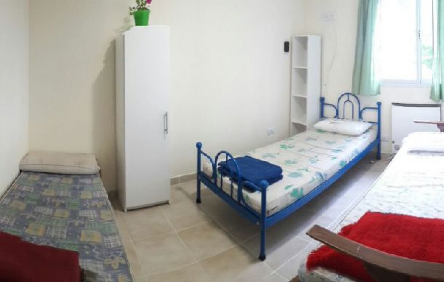 Propiedad en block. Chalet de 5 ambientes+ dos dptos. de un ambiente. Bo. Colina Alegre