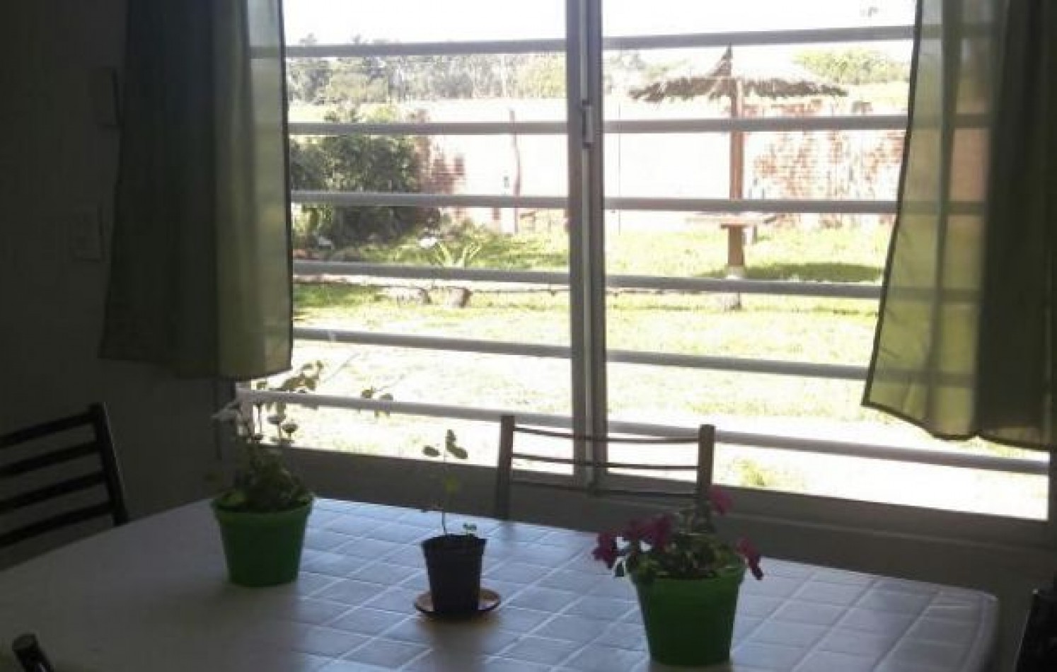 Propiedad en block. Chalet de 5 ambientes+ dos dptos. de un ambiente. Bo. Colina Alegre