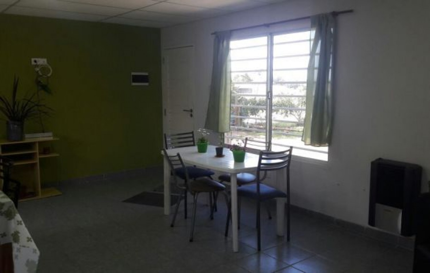 Propiedad en block. Chalet de 5 ambientes+ dos dptos. de un ambiente. Bo. Colina Alegre