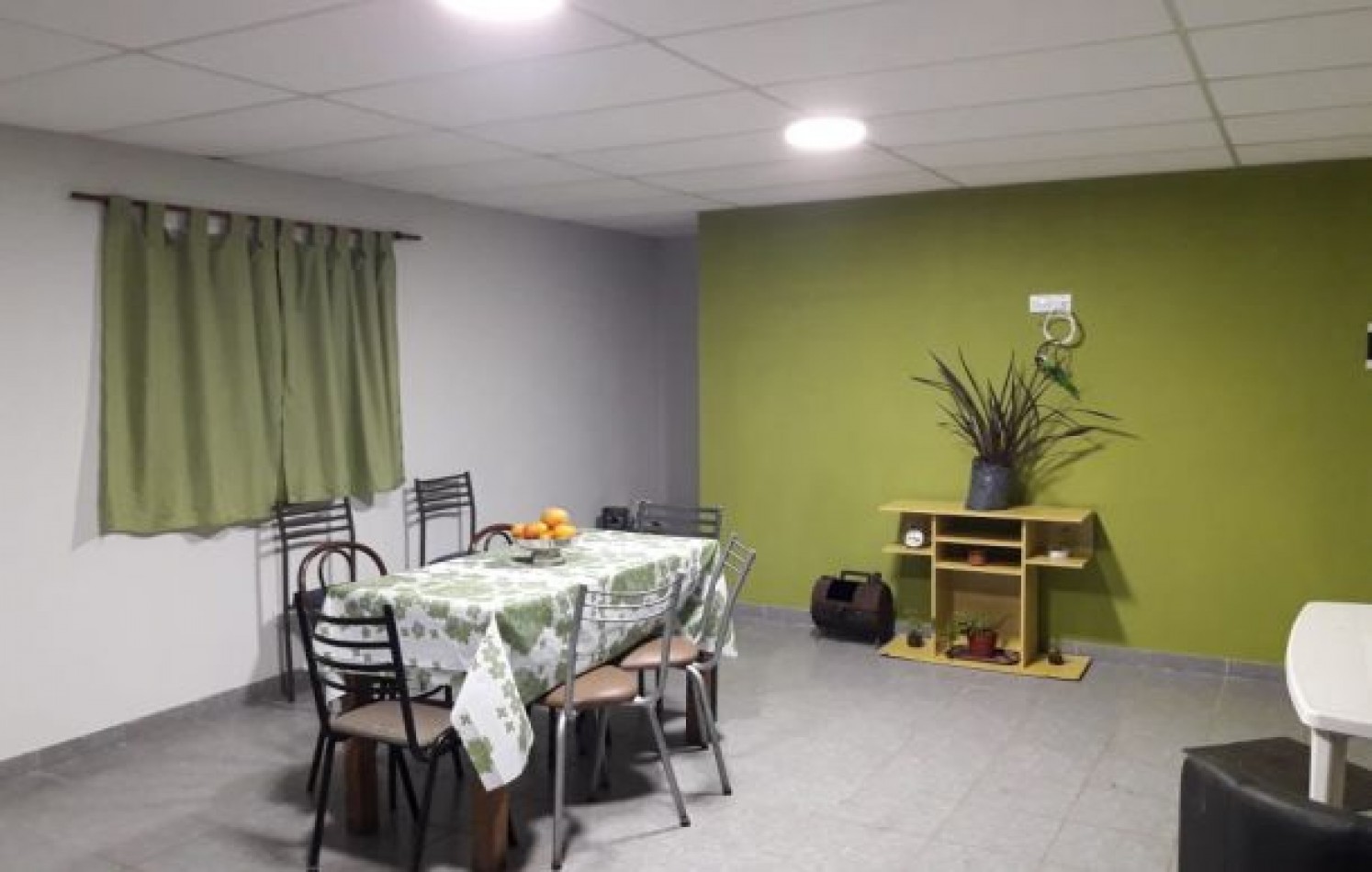 Propiedad en block. Chalet de 5 ambientes+ dos dptos. de un ambiente. Bo. Colina Alegre