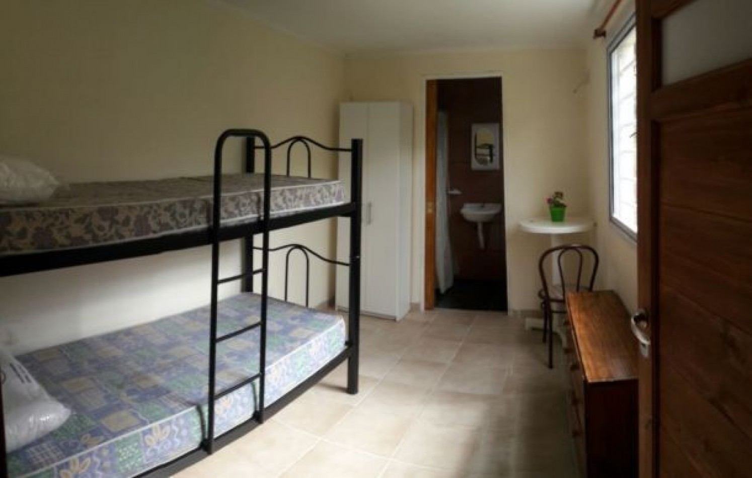Propiedad en block. Chalet de 5 ambientes+ dos dptos. de un ambiente. Bo. Colina Alegre