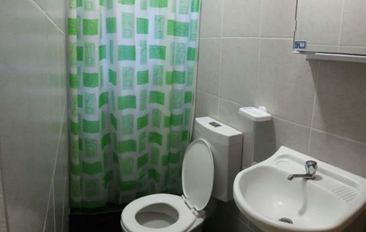 Propiedad en block. Chalet de 5 ambientes+ dos dptos. de un ambiente. Bo. Colina Alegre