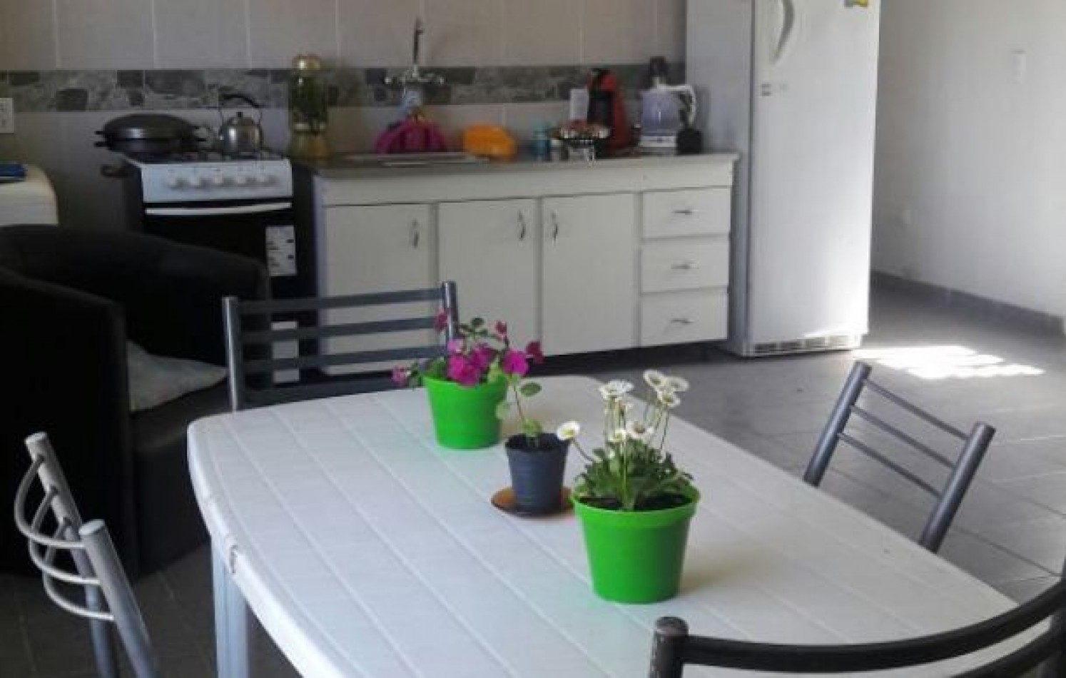 Propiedad en block. Chalet de 5 ambientes+ dos dptos. de un ambiente. Bo. Colina Alegre