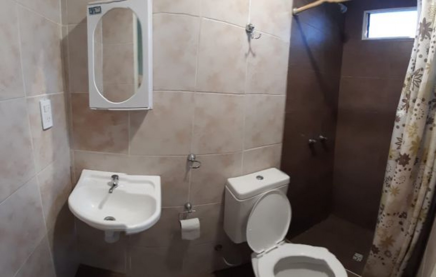 Propiedad en block. Chalet de 5 ambientes+ dos dptos. de un ambiente. Bo. Colina Alegre
