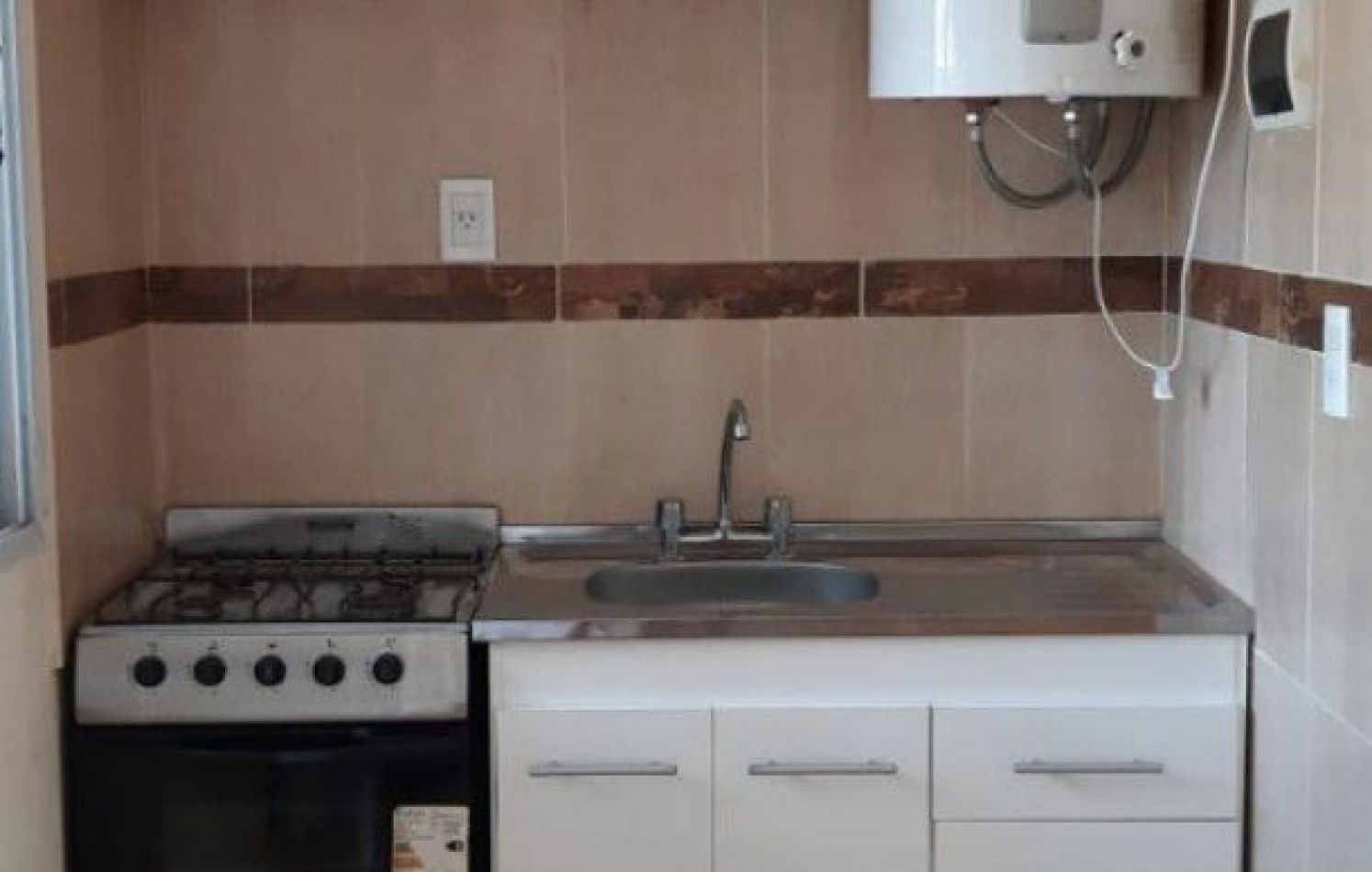 Propiedad en block. Chalet de 5 ambientes+ dos dptos. de un ambiente. Bo. Colina Alegre