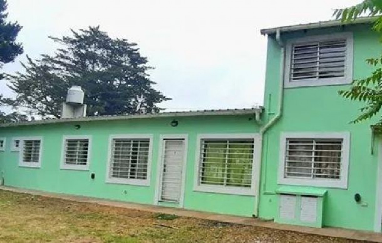 Propiedad en block. Chalet de 5 ambientes+ dos dptos. de un ambiente. Bo. Colina Alegre