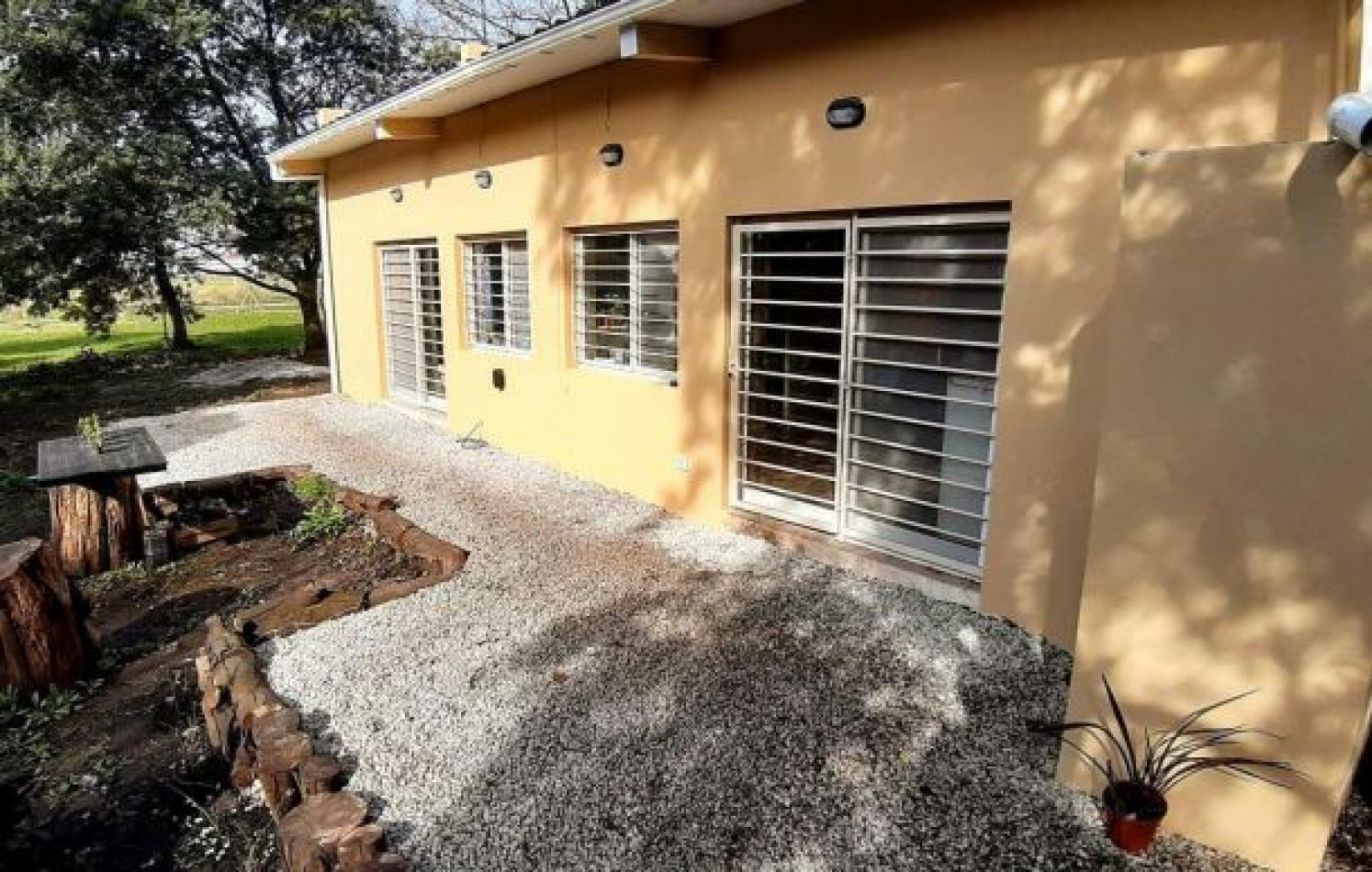 Casa nueva 3 ambientes con gran parque. Bo. Colina Alegre.