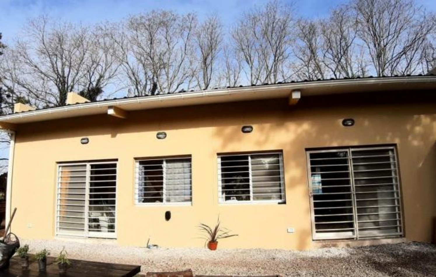 Casa nueva 3 ambientes con gran parque. Bo. Colina Alegre.