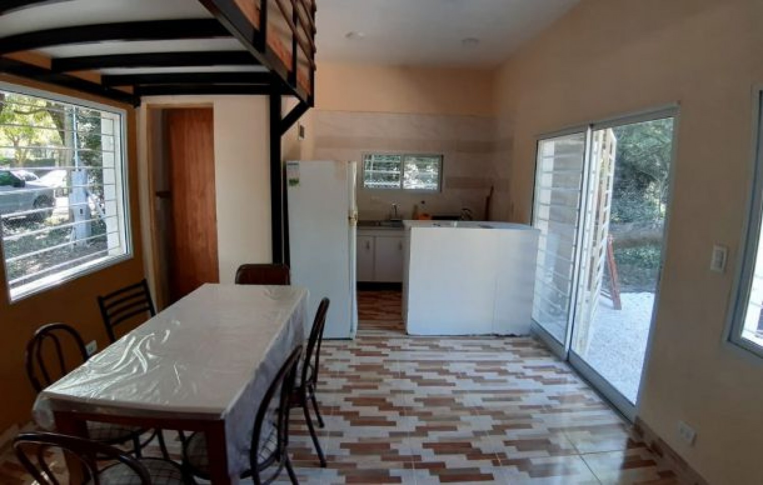 Casa nueva 3 ambientes con gran parque. Bo. Colina Alegre.