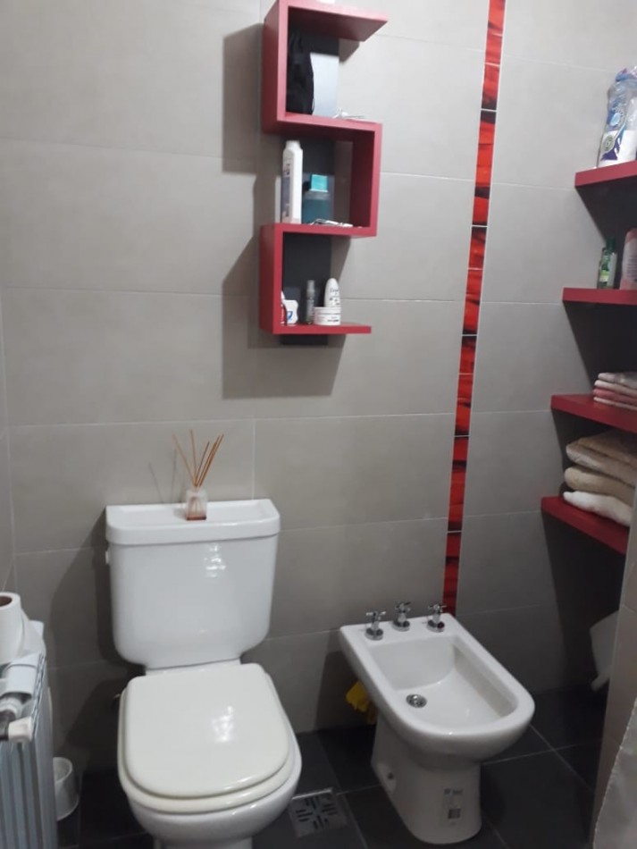 casa en lote propio de tres ambientes desarrollada en dos plantas.  Bo. Acantilados