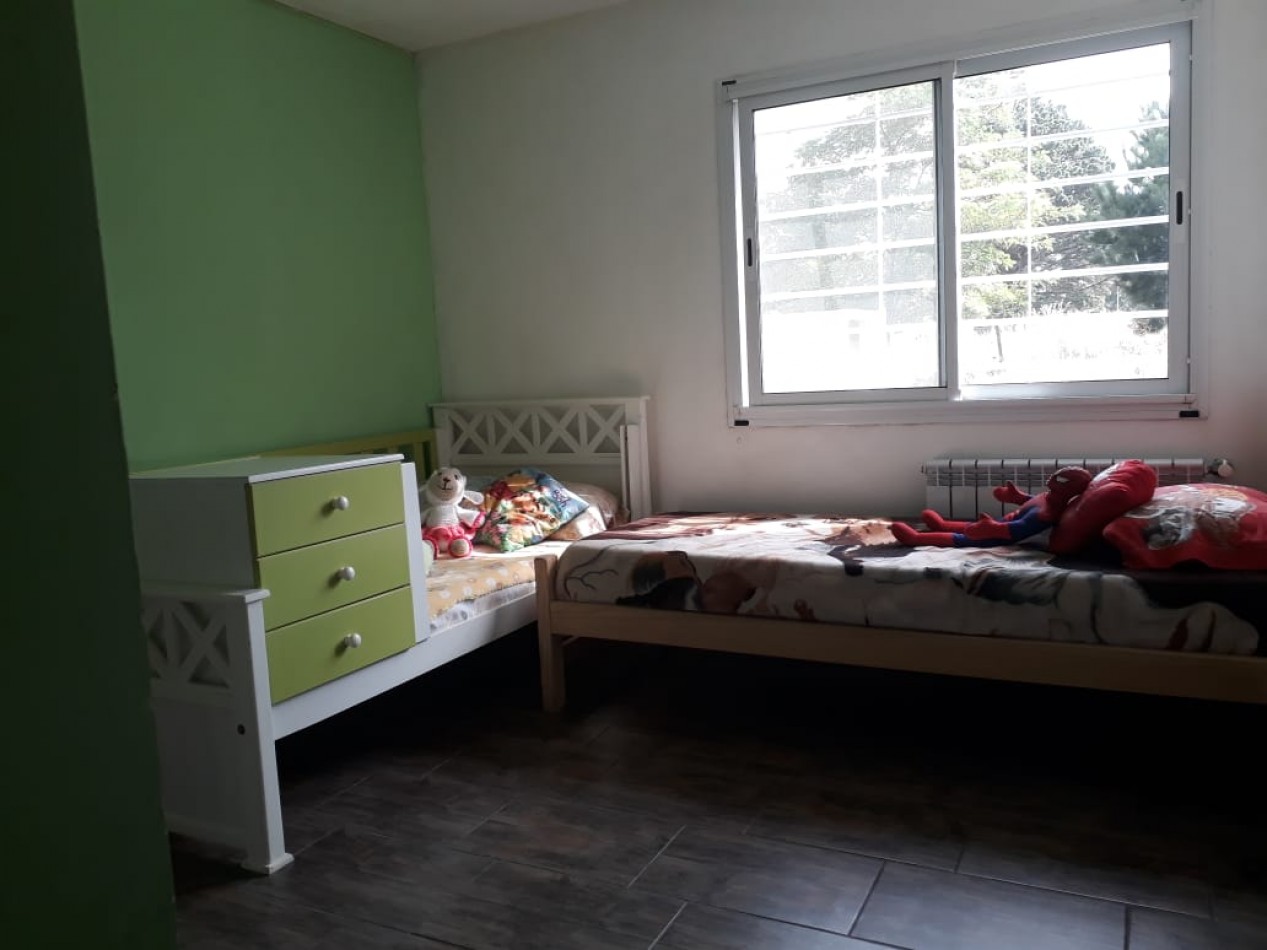 casa en lote propio de tres ambientes desarrollada en dos plantas.  Bo. Acantilados