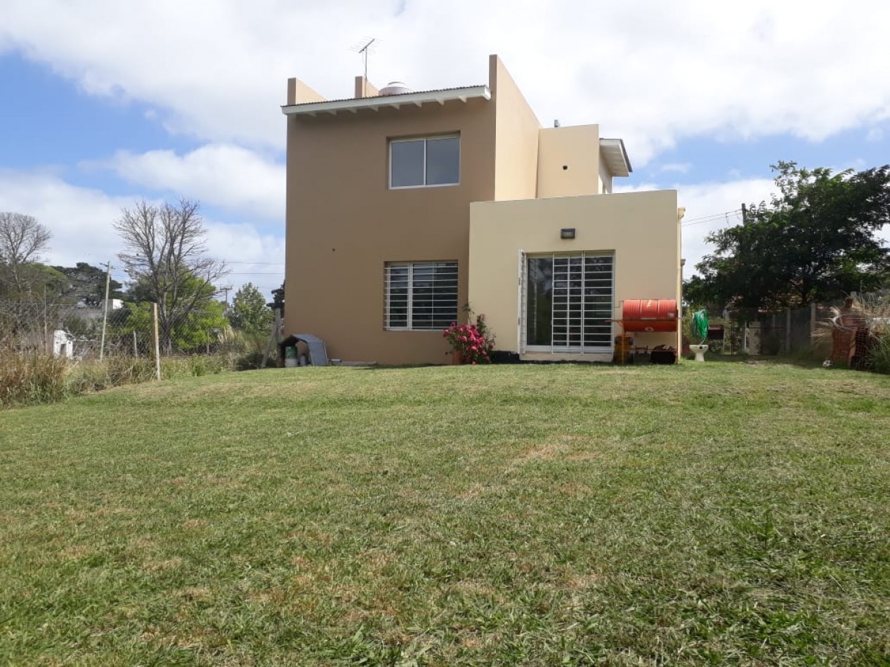 casa en lote propio de tres ambientes desarrollada en dos plantas.  Bo. Acantilados