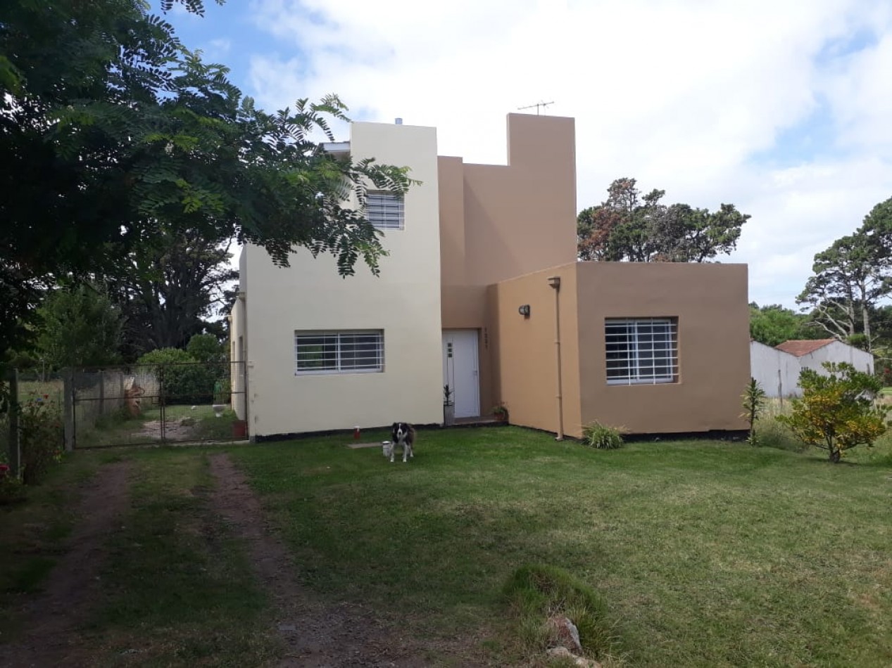 casa en lote propio de tres ambientes desarrollada en dos plantas.  Bo. Acantilados
