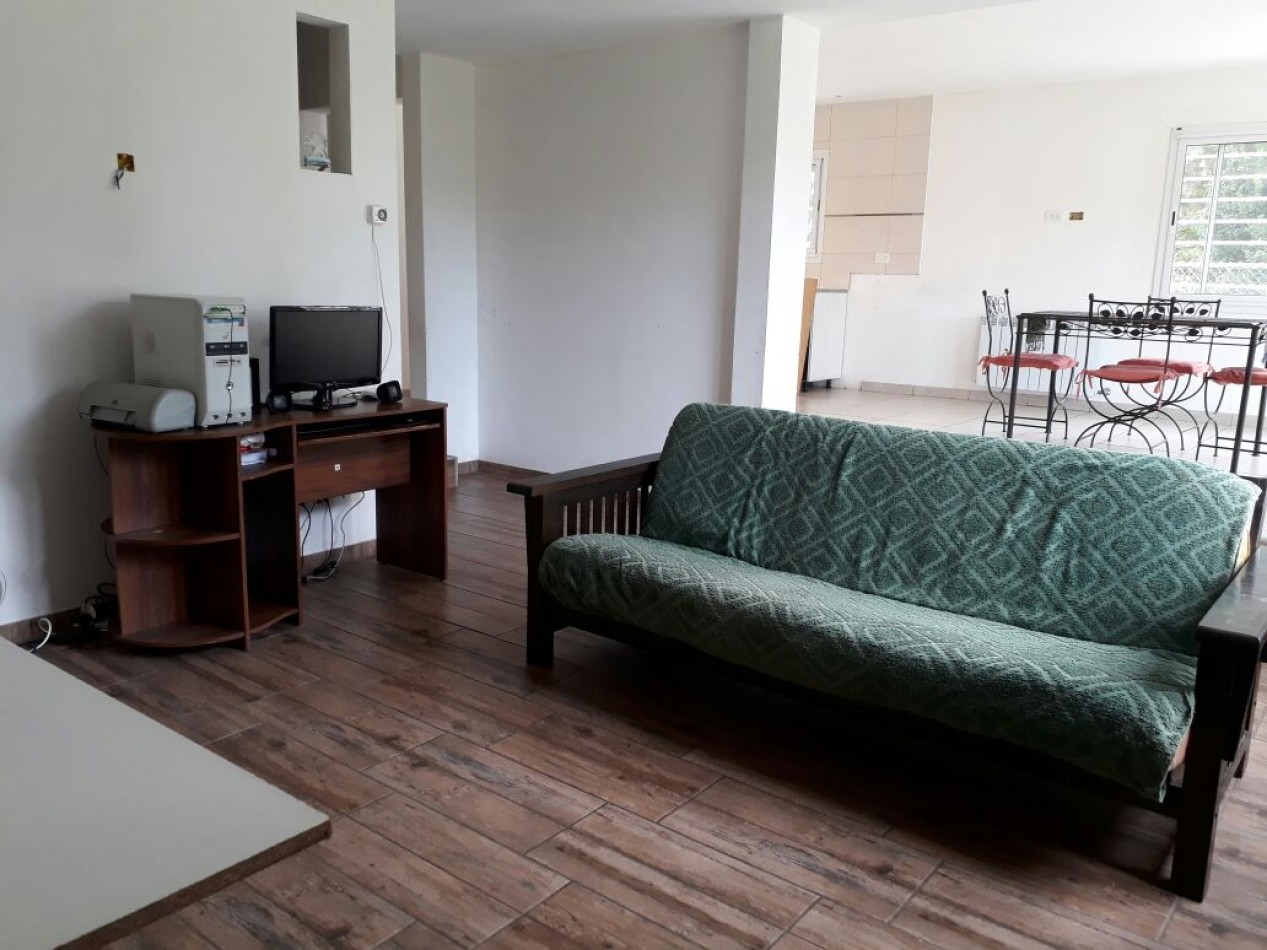 casa en lote propio de tres ambientes desarrollada en dos plantas.  Bo. Acantilados