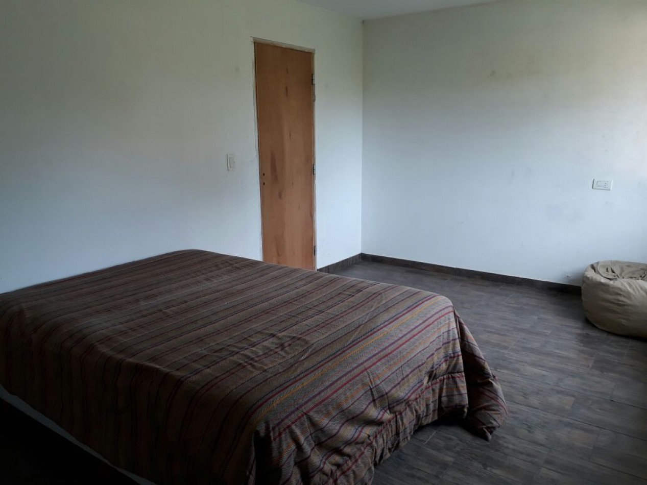 casa en lote propio de tres ambientes desarrollada en dos plantas.  Bo. Acantilados