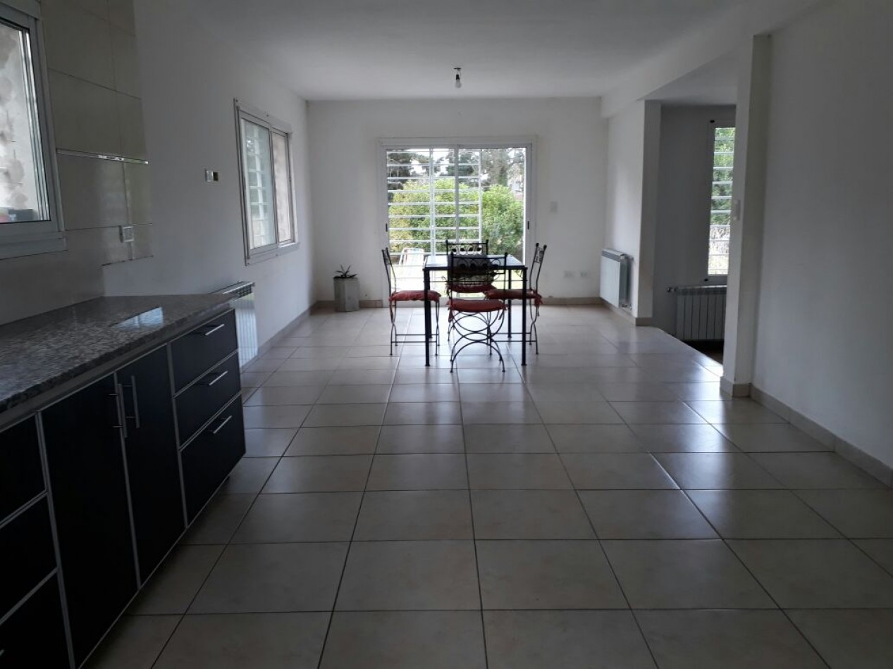 casa en lote propio de tres ambientes desarrollada en dos plantas.  Bo. Acantilados