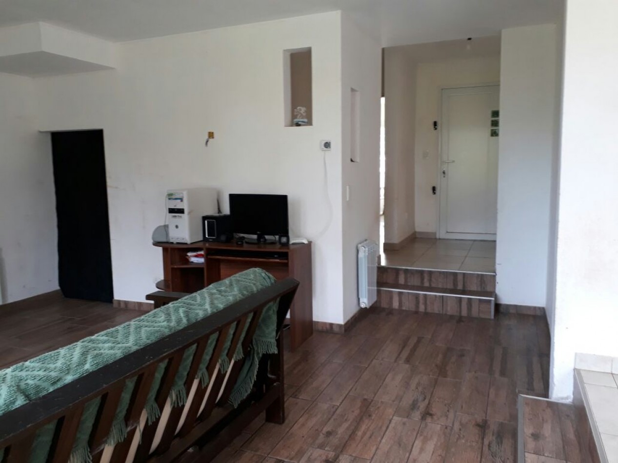 casa en lote propio de tres ambientes desarrollada en dos plantas.  Bo. Acantilados