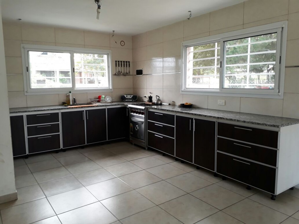casa en lote propio de tres ambientes desarrollada en dos plantas.  Bo. Acantilados