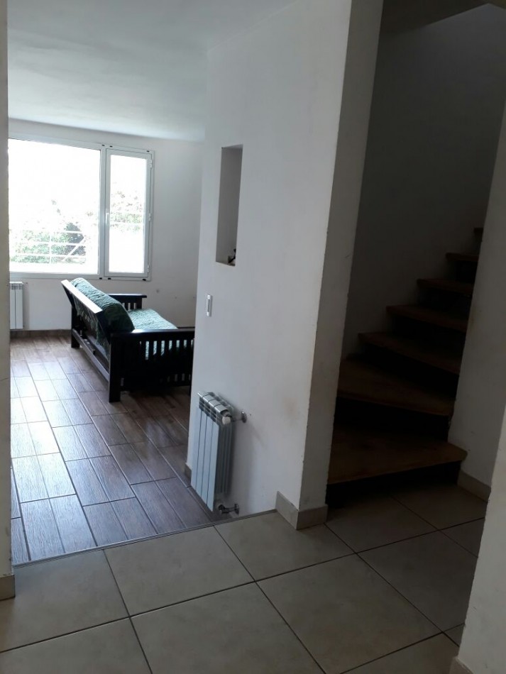 casa en lote propio de tres ambientes desarrollada en dos plantas.  Bo. Acantilados